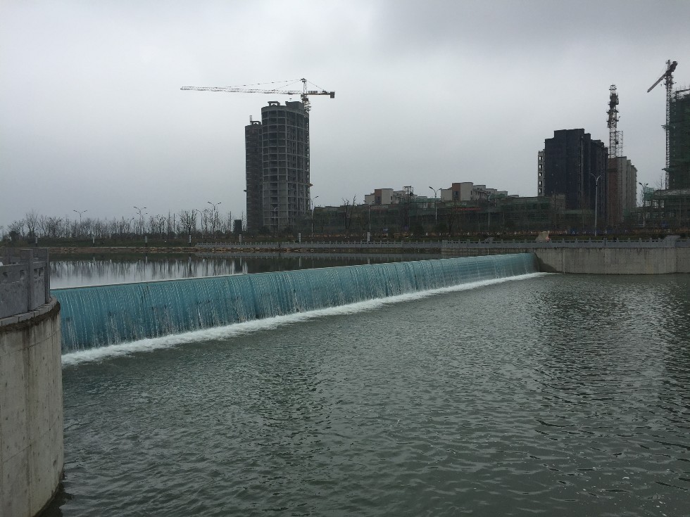 青阳县青通河液压翻板坝.JPG